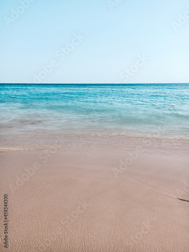 Mer et plage de sable fin, illusion sur l'horizon - Algarve et Portugal © Maxence