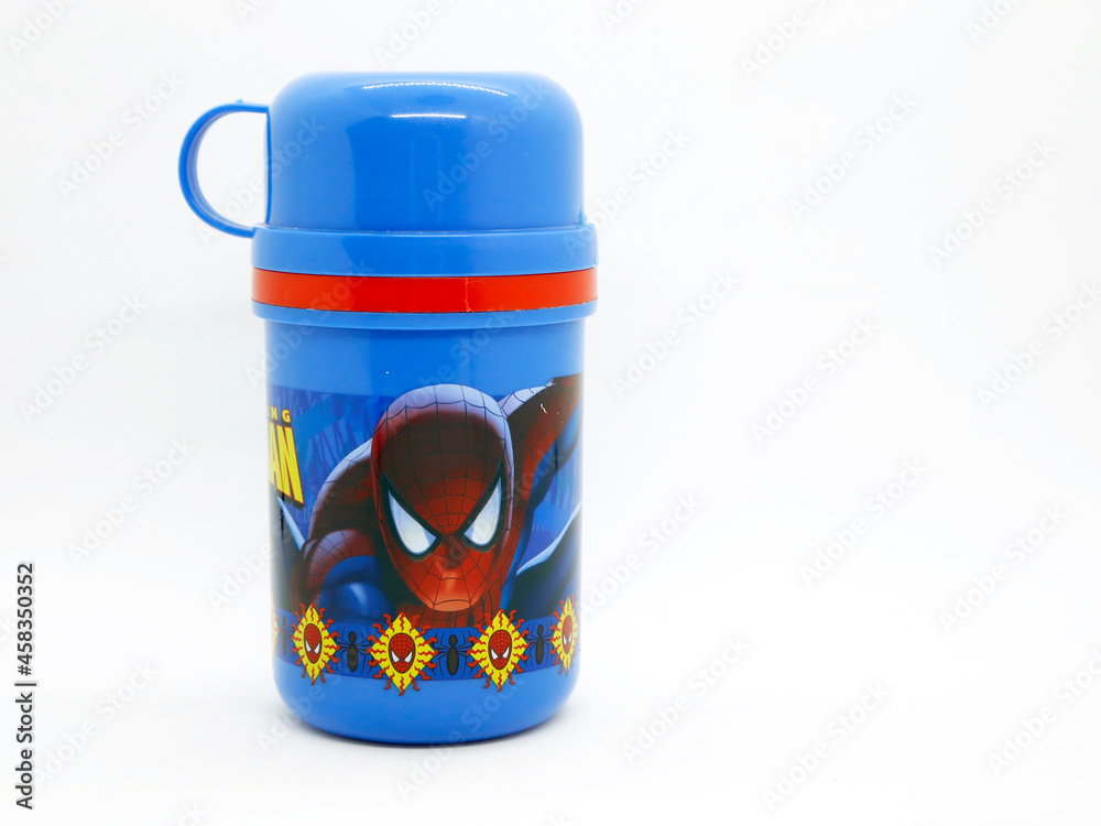 Obraz premium Spider-Man. Spider man. Toy. Comic. Movies. Peter parker. Superheroe. Super heroe. Thermos for children's drinks. Plastic bottle with glass included. School supplies. Isolated white. Blue and red.