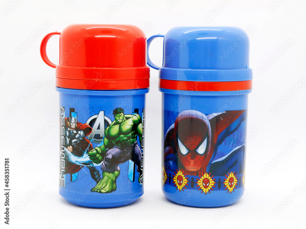 Naklejka premium Thermos for children's drinks. Plastic bottle with glass included. School supplies. Spider-Man. Avengers Assemble. Thor. Hulk. Spider man. Toy. Comic. Movies. Peter parker. Superhero. Super heros.