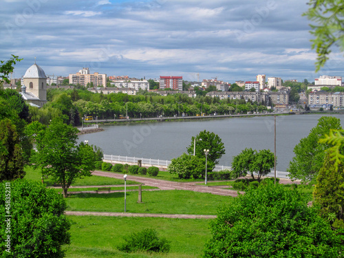 Ternopil pond embankment and Nadstavna church photo