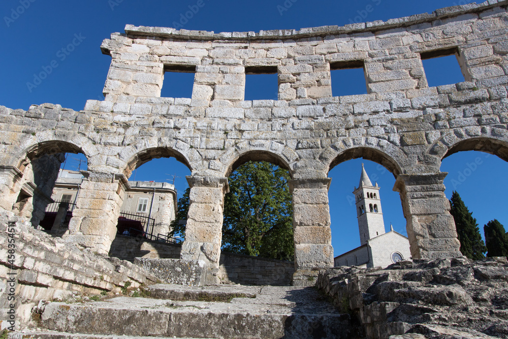 L'amphithéâtre de Pula ou colisée de Pula, est un amphithéâtre romain bien conservé, situé à Pula, en Istrie en Croatie.