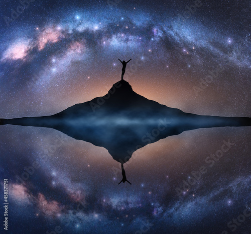 Arched Milky Way and silhou...