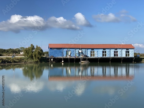 cabanes bleues en bois autour d'un point d'eau 