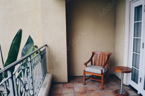 Canvastavla Wooden chair and small table on a balcony