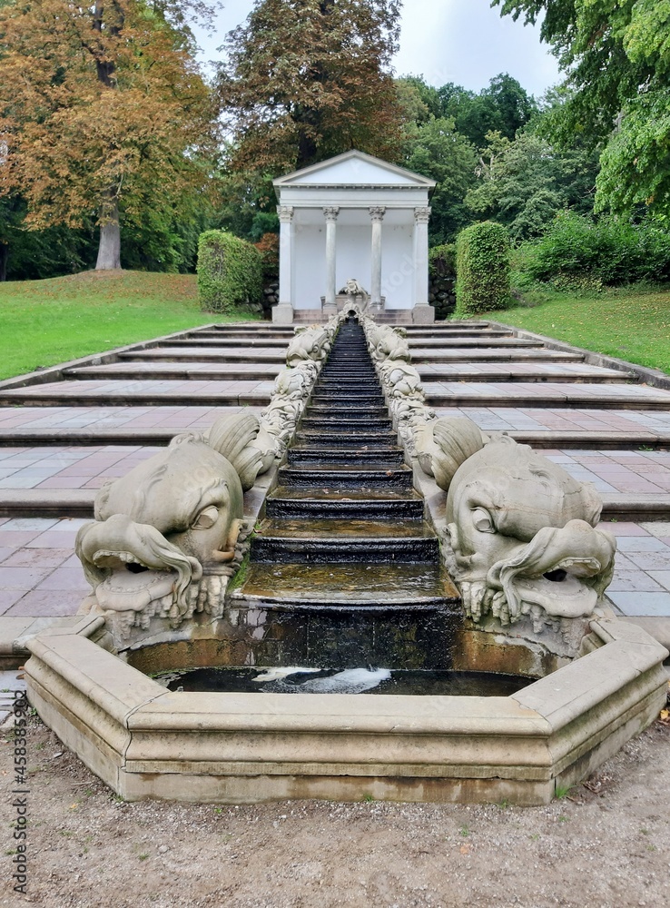 Brunnen mit Treppen im Schlossgarten Schleswig