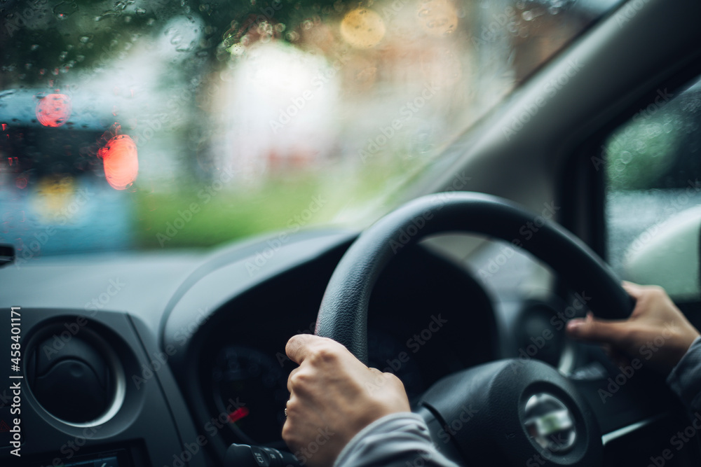 車の運転をする女性の手元