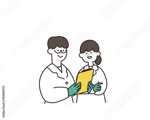 話し合う研究中の二人の研究者