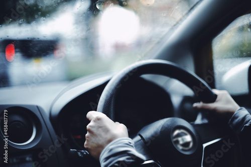 車の運転をする女性の手元 © beeboys