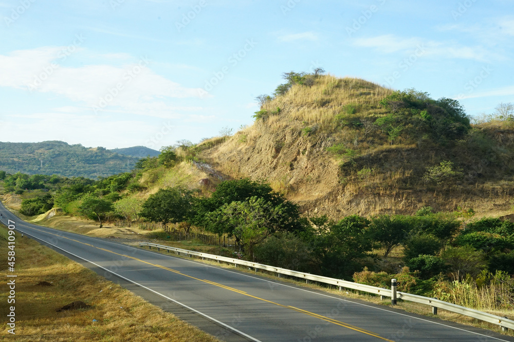 montaña y carretera