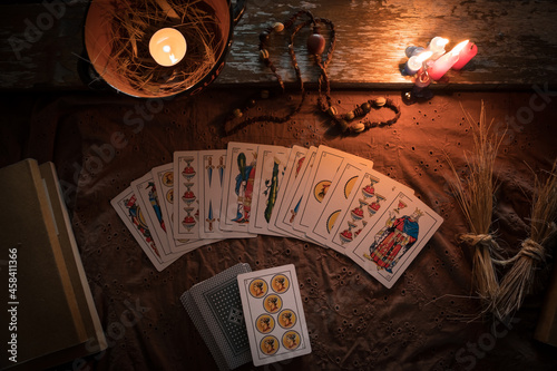 Fotografie Adivinación con naipes en una sesión de cartomancia con velas y amuletos