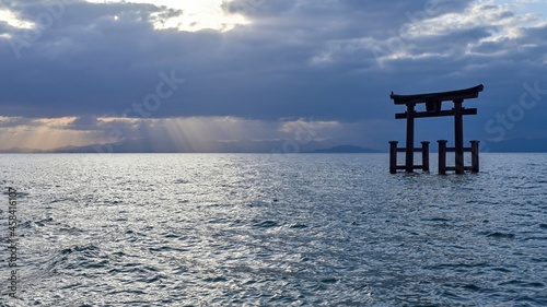 琵琶湖に降り注ぐ光芒と湖上の鳥居のコラボ情景＠滋賀
