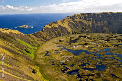 Cratera de vulcão. Parque Nacional Rapa Nui. Ilha de Páscoa. Chile. photo