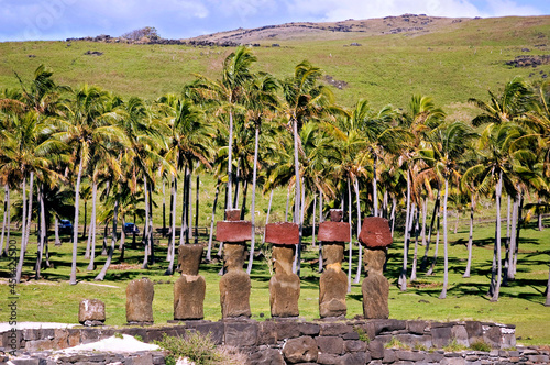 Esculturas de pedra Moais. Parque Nacional Rapa Nui. Ilha de Páscoa. Chile. photo