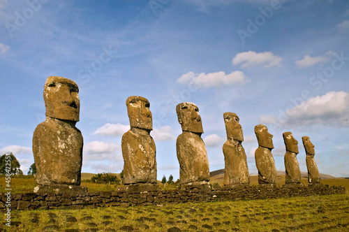 Esculturas de pedra Sete Moai. Parque Nacional Rapa Nui. Ilha de Páscoa. Chile.