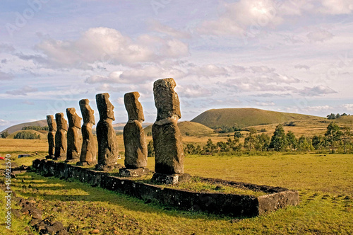 Esculturas de pedra Sete Moai. Parque Nacional Rapa Nui. Ilha de Páscoa. Chile. photo