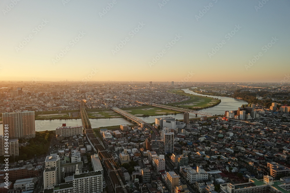 市川市の150m展望台からの江戸川と東京都心の夕刻の眺望
