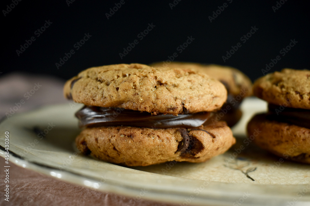 alfajores con dulce de leche y choclates, bombones