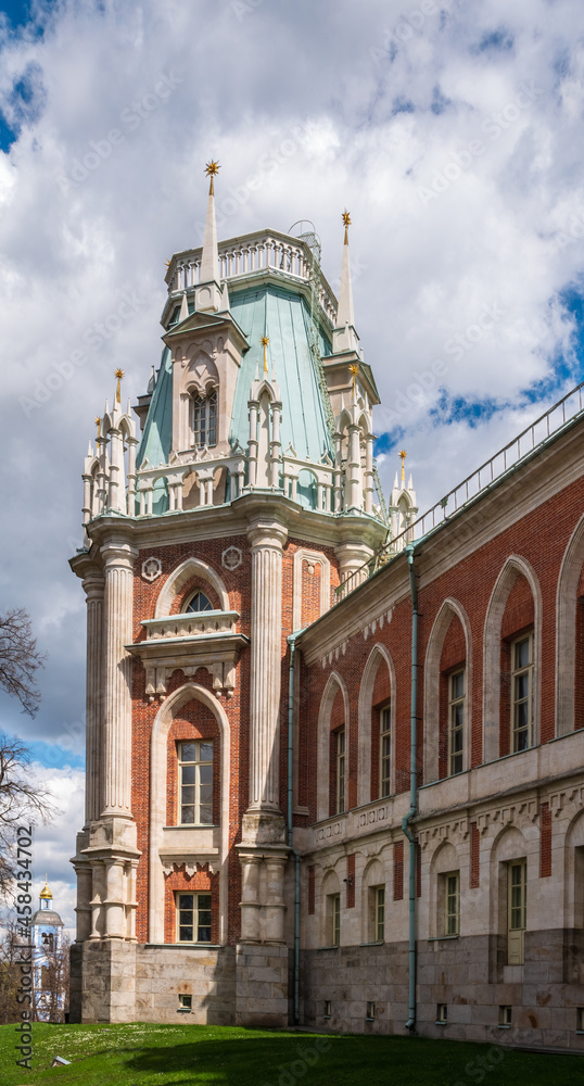 Obraz premium The grand palace in Tsaritsyno park in Moscow on cloudy sky background