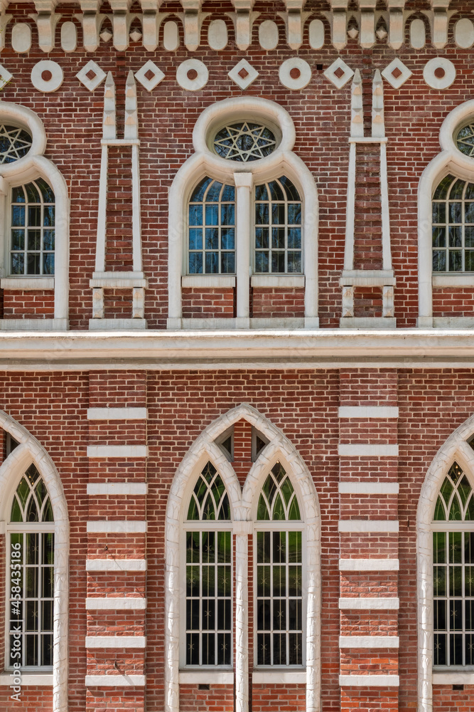 Obraz premium Brick wall of an old 18th century building with large windows.
