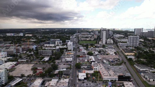 Wallpaper Mural Aerial flyover North Miami Avenue 4k heading north Torontodigital.ca