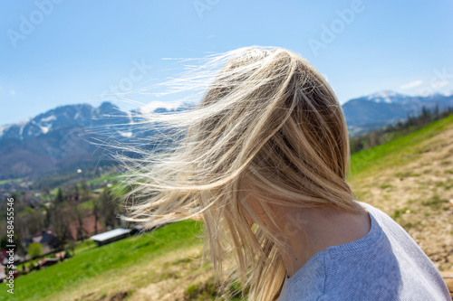 Kobieta w górach mocny wiatr rozwiał włosy