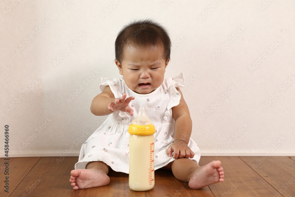 表情豊かな赤ちゃんと飲み物の画像。泣き顔など。