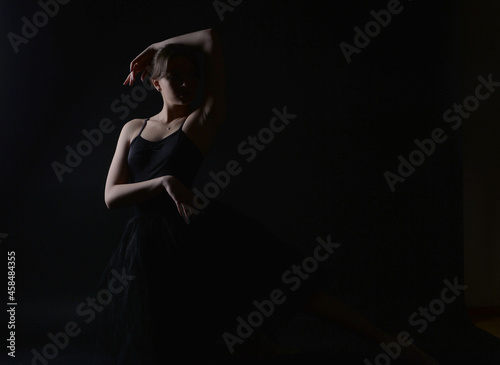 junge ballerina tänzerin dancing tanzen im ballett kleid tütü ballet balletschuhe pose lowkey dunkler schatten hintergrund photo