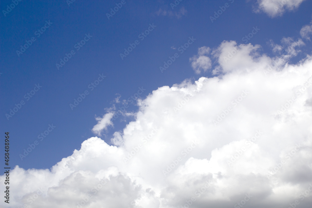 Obraz premium Blue sky with white clouds background texture
