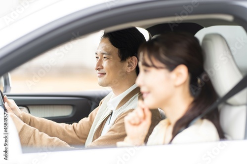 車でお出かけする若い日本人カップル © ponta1414