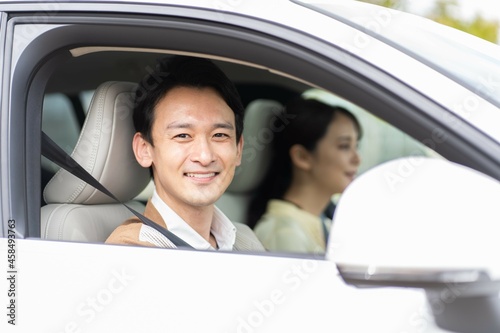 車でお出かけする若い日本人カップル