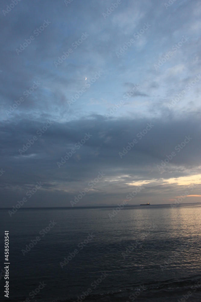 瀬戸内海　虹ヶ浜海水浴場の空と海　山口県光市の風景