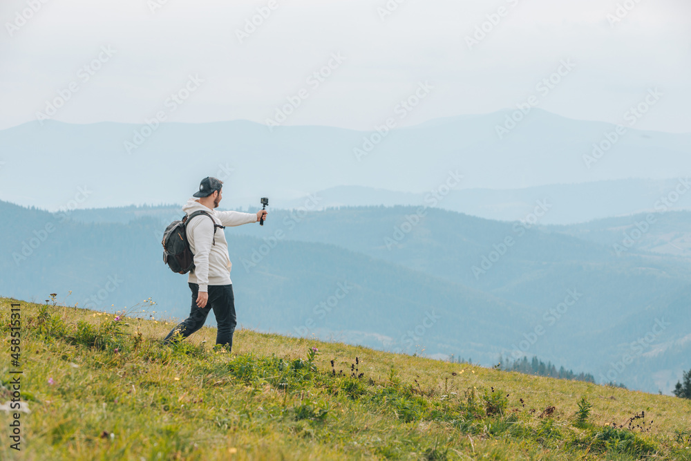 Naklejka premium man with backpack hiking in mountains