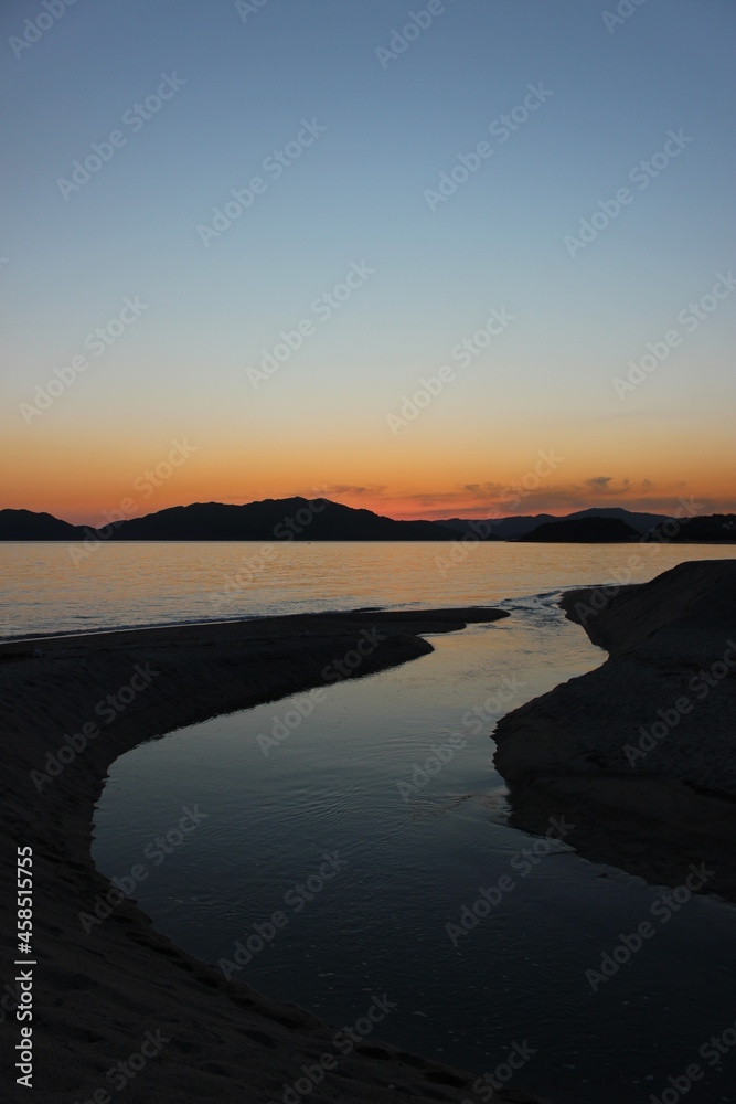 Fototapeta premium 瀬戸内海 虹ヶ浜海水浴場の空と海 山口県光市の風景