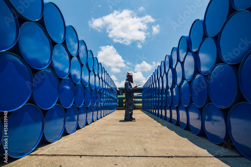 Foto Male worker inspection drum oil stock barrels blue