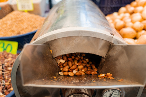 Φωτογραφία Roasting and blanching peanuts