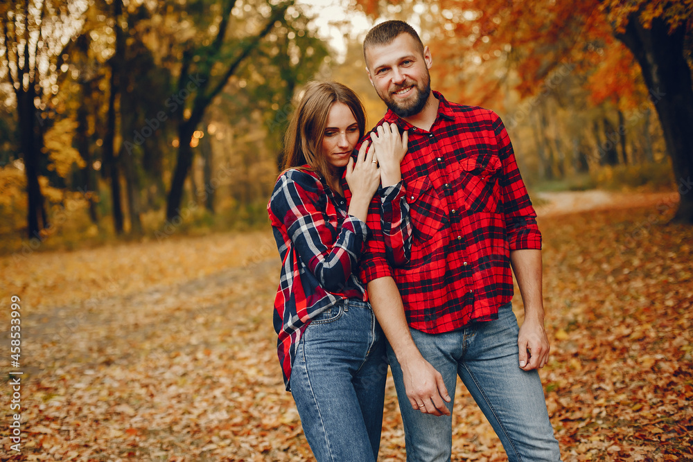 Fototapeta premium Elegant couple spend time in a autumn park