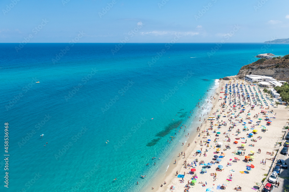 długa piaszczysta plaża w Tropea. Calabria, Włochy - obrazy, fototapety, plakaty 