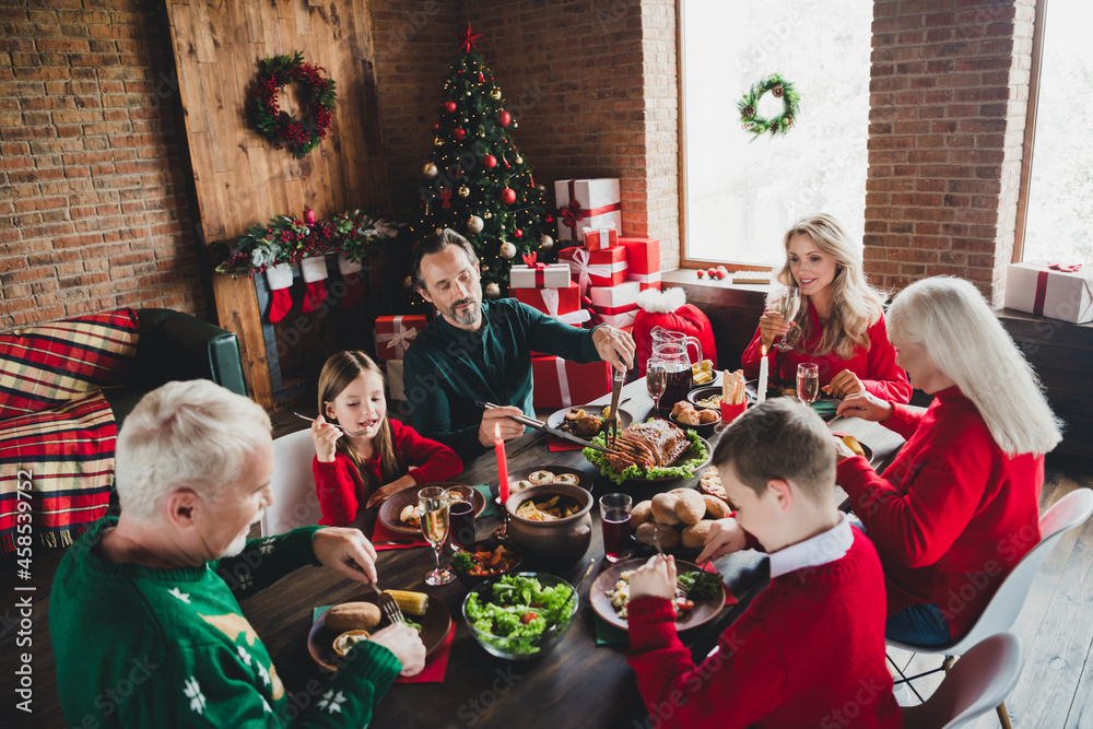 Photo portrait of big full family with small children grandparents sitting at table eating festive dishes on christmas Photo portrait of big full family with small children grandparents sitting at table eating festive dishes on christmas