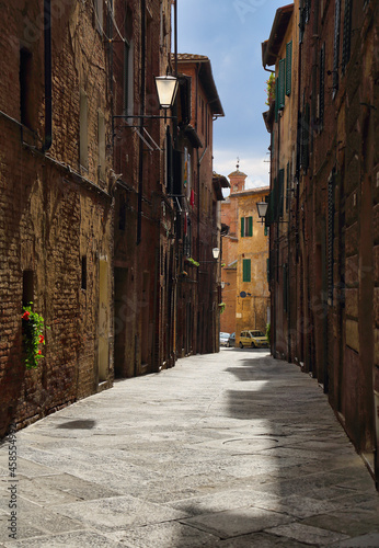 Fototapeta Naklejka Na Ścianę i Meble -  Alley in Siena, Italy