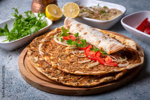 Obraz na płótnie Turkish foods; Turkish pizza -Lahmacun w salonie
