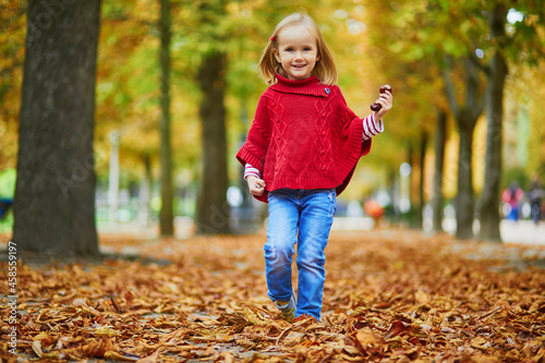 Adorable preschooler girl walking in Tuileries garden in Paris, on a fall day © Ekaterina Pokrovsky