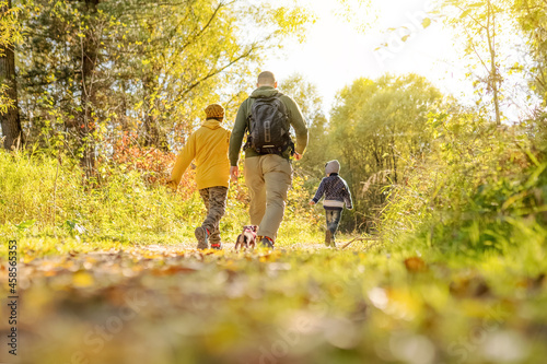 Foto parent and child walking in autumn park