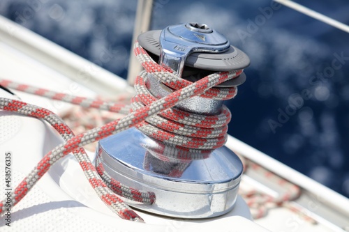 Sailing boat capstan rope © Tupungato