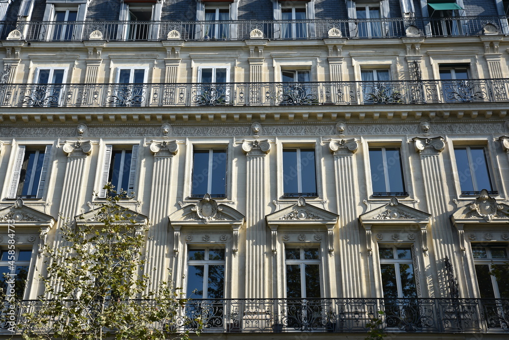 Immeuble parisien, France