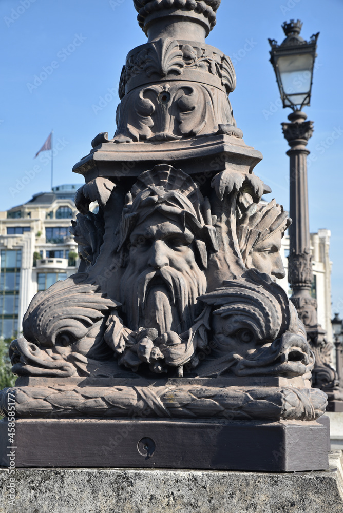 Obraz premium Sculptures en bronze du pont Neuf à Paris, France