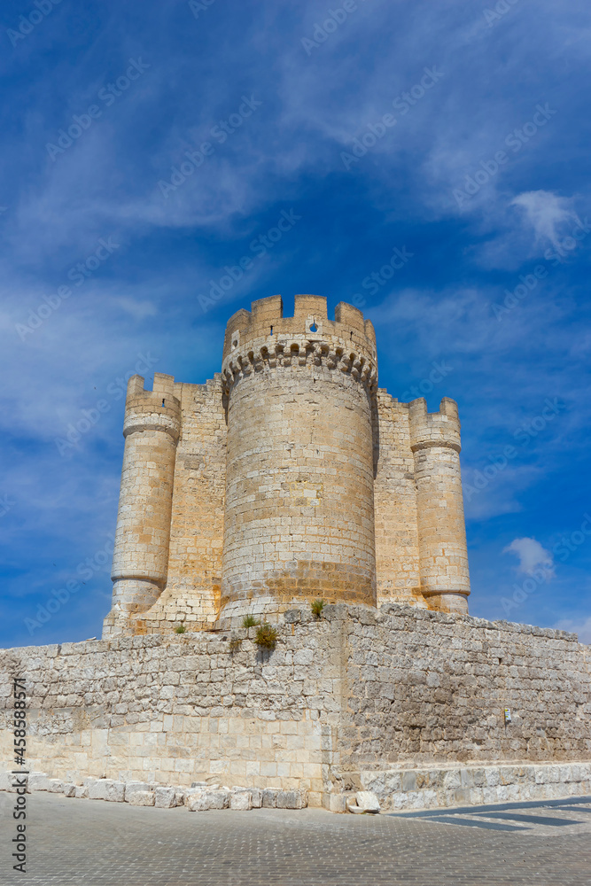 hermoso castillo de Peñafiel en la provincia de Valladolid, España