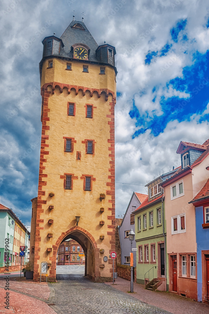Obraz na plátně Würzburger Tor in der Altstadt von Miltenberg am Main, Bayern, Deutschland