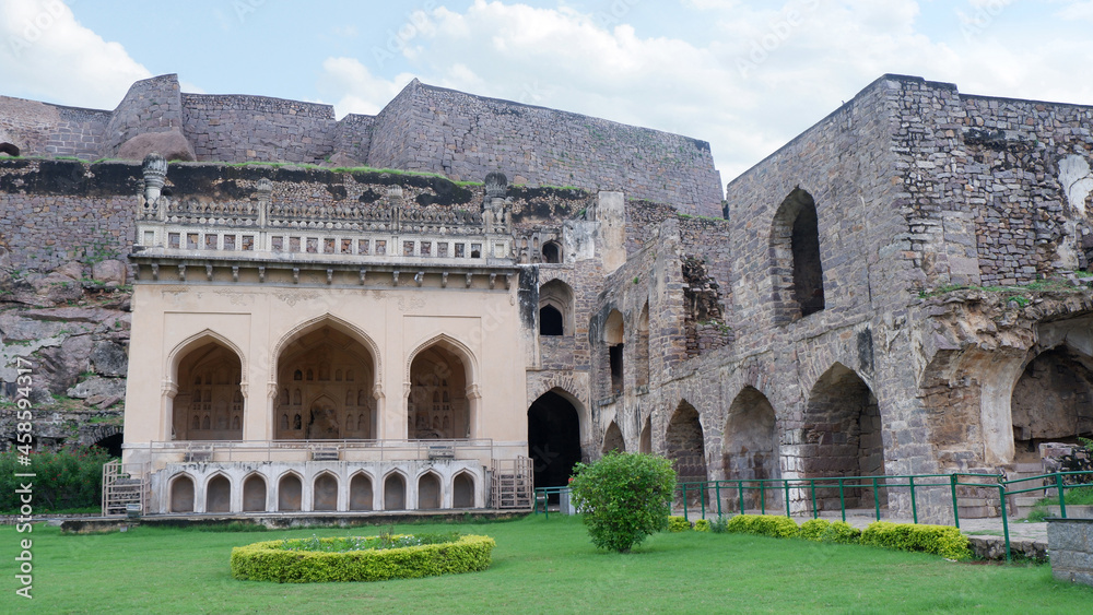 Obraz premium The Taramati Mosque, Golkonda fort, Hyderabad, Telangana, India