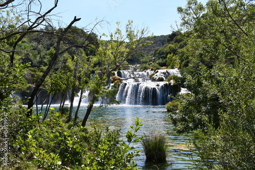 Fototapeta Naklejka Na Ścianę i Meble -  Visite du Parc National de Krka, près de Split. Cours d'eau, Cascade, promenade dans les bois et dans la nature.