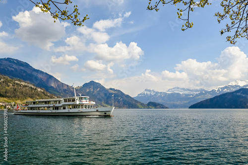 Weggis, Vierwaldstättersee, Seeufer, See, Schifffahrt, Seerundfahrt, Schiff, Uferweg, Wanderweg, Bürgenstock, Alpen, Bürgenberg, Pilatus, Frühling, Luzern, Schweiz photo